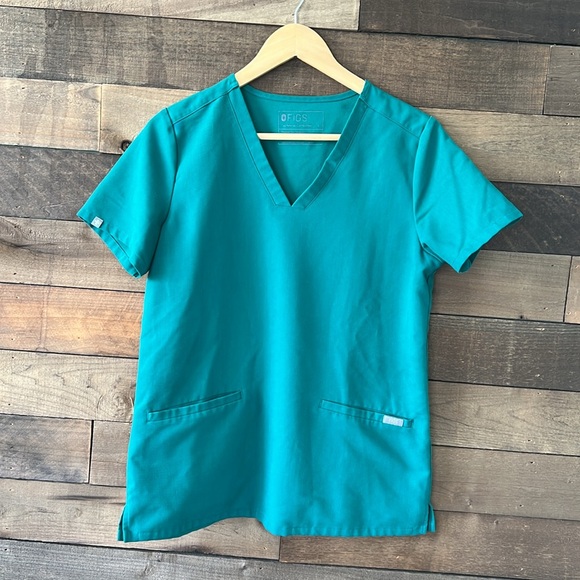 Figs Women's Casma Pocket V-Neck Short Sleeve Scrub Top in Hunter Green - Picture 2 of 7